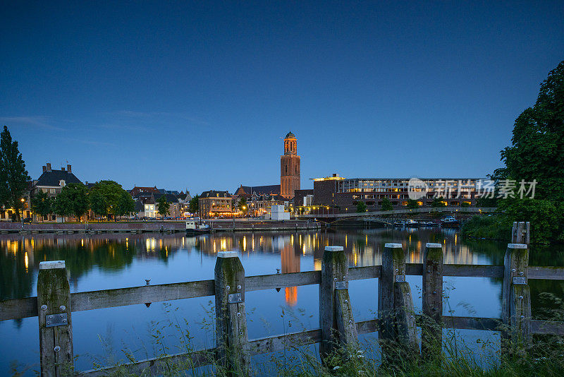 在Overijssel The Nethelrnads中Zwolle的夜景